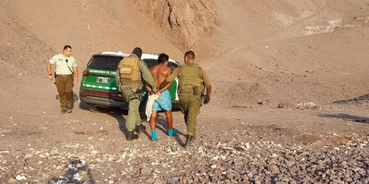 ¡Ni el mar lo salvó! Hombre intentó soslayar de Carabineros y terminó detenido 